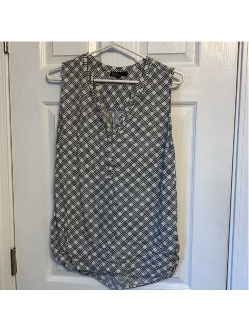 Dalia Black White V-Neck Lattice Pattern Top medium